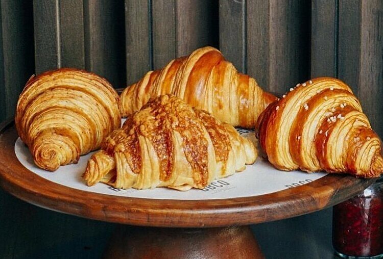 Hướng dẫn chi tiết cách làm bánh sừng bò (Croissant) thơm ngon, chuẩn vị tại nhà