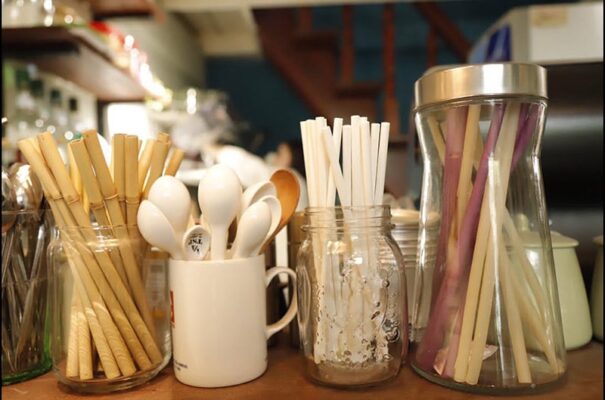 Tin vui - Hồ Chí Minh sẽ không dùng ly, ống hút nhựa vào năm 2021